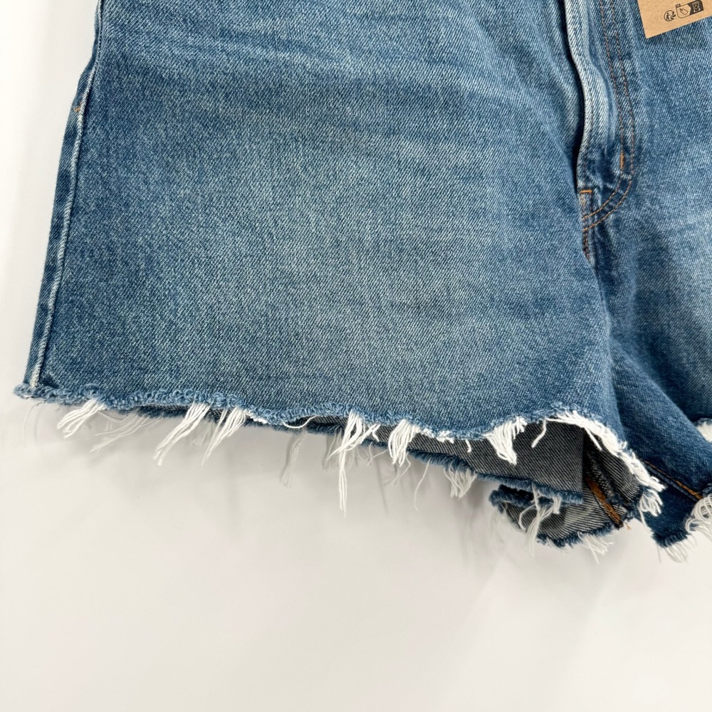 NWT Levi's High-Waisted Mom Shorts Medium Wash Frayed Hem Denim Women's Sz 32 - Picture 2 of 11